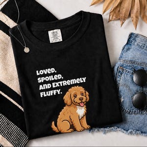Comfort Colors Cavapoo-Hundemama-Shirt, „Geliebt, verwöhnt und extrem flauschig“-T-Shirt, Goldendoodle-Labradoodle-Besitzer-Sweatshirt, Doodle-Papa Bild 5