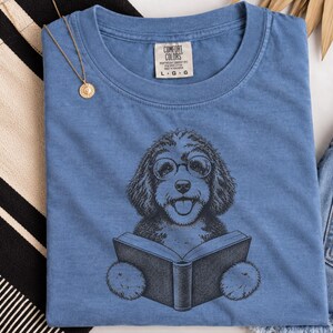 Camiseta para perros lectores, regalo para mamás de Bernedoodle, camiseta para Bernedoodles lectores, amante de los perros lectores, regalo para dueños de Doodles, camiseta de biblioteca imagen 5
