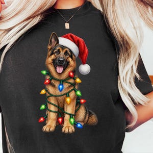 Camiseta navideña de pastor alemán, regalo navideño para perros, sudadera para mamás de pastor alemán, camiseta con luces navideñas, regalo para dueños de perros imagen 9