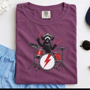 Maglietta nera da batterista Labradoodle, regalo per amanti della musica rock con cani, maglietta heavy metal con cuccioli, top da concerto retrò immagine 8
