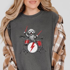 Camiseta Maltipoo Baterista, Camiseta Cachorro Rockeiro, Ideia de Presente para Baterista, Camiseta Amante da Música, Camiseta Filhote Músico, Presente para Pet de Banda de Rock imagem 3