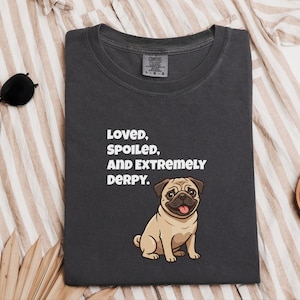 Comfort Colors T-Shirt mit süßem Mopsmotiv, „Geliebter, verwöhnter und extrem tollpatschiger“ Mops-Shirt in Rehbraun, T-Shirt für Mopsliebhaber, lustiges Mops-Shirt, süßes Mops-Shirt, T-Shirt für Mops-Mamas Bild 2
