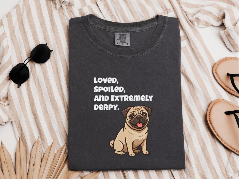 Comfort Colors T-Shirt mit süßem Mopsmotiv, „Geliebter, verwöhnter und extrem tollpatschiger“ Mops-Shirt in Rehbraun, T-Shirt für Mopsliebhaber, lustiges Mops-Shirt, süßes Mops-Shirt, T-Shirt für Mops-Mamas Bild 2