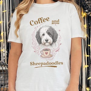 Comfort Colors Sheepadoodle T-shirt, Koffie en Sheepadoodles Grappig T-shirt voor Hondenliefhebbers, Doodle Mom Life, Speelse Dierenkunstprint, Cadeau voor Huisdierbezitter afbeelding 5