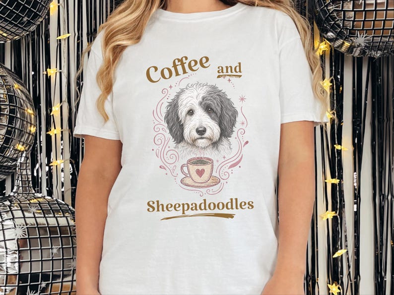 Comfort Colors Sheepadoodle T-shirt, Koffie en Sheepadoodles Grappig T-shirt voor Hondenliefhebbers, Doodle Mom Life, Speelse Dierenkunstprint, Cadeau voor Huisdierbezitter afbeelding 5