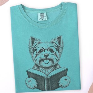 Maglietta con Yorkshire Terrier che legge, regalo per amanti dei libri e dei cani, maglietta con Yorkshire Terrier, regalo per appassionati di libri, maglietta per amanti della biblioteca, maglietta per appassionati di lettura immagine 5