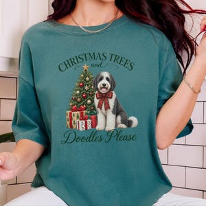 Weihnachtsshirt mit Sheepadoodle-Motiv, Weihnachtsbäume und Kritzeleien bitte! Geschenk für Sheepadoodle-Hundemama, Weihnachts-T-Shirt für Tierliebhaber Bild 1