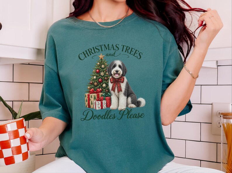Weihnachtsshirt mit Sheepadoodle-Motiv, Weihnachtsbäume und Kritzeleien bitte! Geschenk für Sheepadoodle-Hundemama, Weihnachts-T-Shirt für Tierliebhaber Bild 1