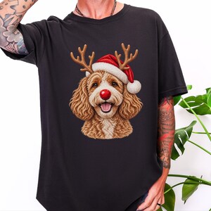 Bluza świąteczna Cavapoo, prezent dla mamy Cavapoo, świąteczna koszulka dla psa, świąteczne ubrania dla zwierząt, prezent dla właściciela Cavapoo, świąteczna koszulka dla psa zdjęcie 1