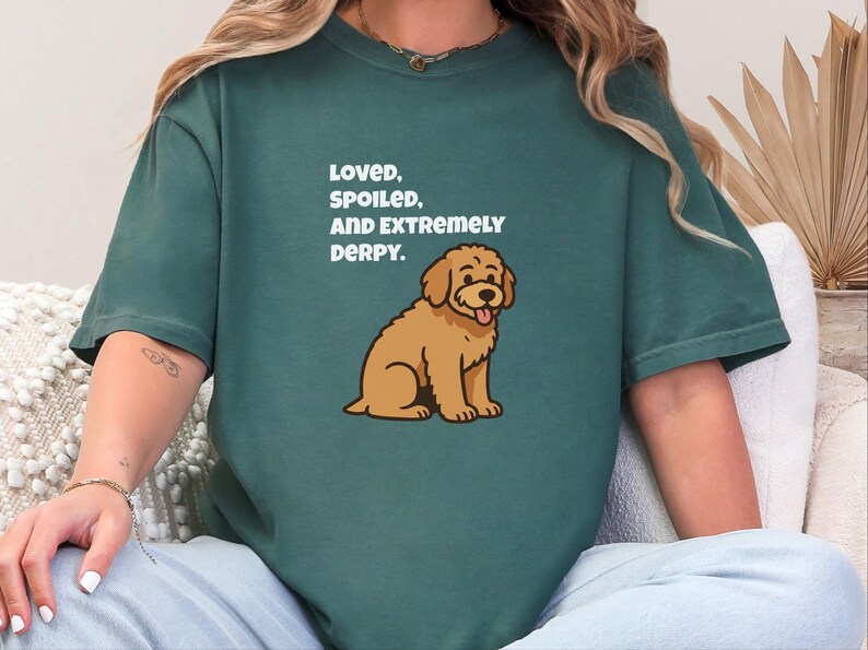 Maglietta divertente con Goldendoodle di Comfort Colors, maglietta "Amato, viziato ed estremamente buffo", maglietta per la mamma di un Golden Retriever, maglietta per la mamma di un Golden Doodle immagine 5