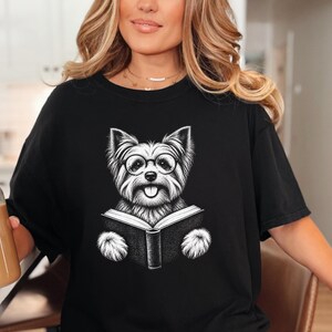 Maglietta con Yorkshire Terrier che legge, regalo per amanti dei libri e dei cani, maglietta con Yorkshire Terrier, regalo per appassionati di libri, maglietta per amanti della biblioteca, maglietta per appassionati di lettura immagine 8
