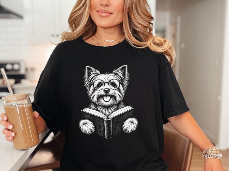 Maglietta con Yorkshire Terrier che legge, regalo per amanti dei libri e dei cani, maglietta con Yorkshire Terrier, regalo per appassionati di libri, maglietta per amanti della biblioteca, maglietta per appassionati di lettura immagine 8