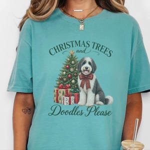 Weihnachtsshirt mit Sheepadoodle-Motiv, Weihnachtsbäume und Kritzeleien bitte! Geschenk für Sheepadoodle-Hundemama, Weihnachts-T-Shirt für Tierliebhaber Bild 8