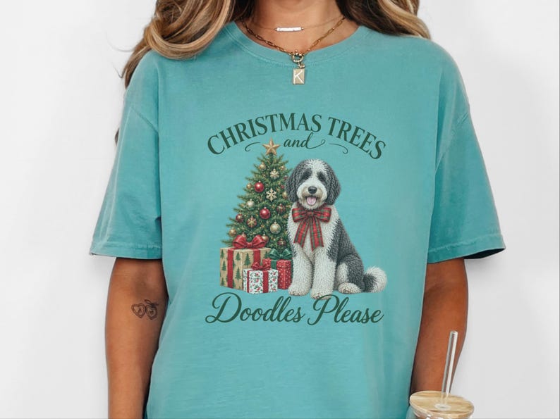 Weihnachtsshirt mit Sheepadoodle-Motiv, Weihnachtsbäume und Kritzeleien bitte! Geschenk für Sheepadoodle-Hundemama, Weihnachts-T-Shirt für Tierliebhaber Bild 8