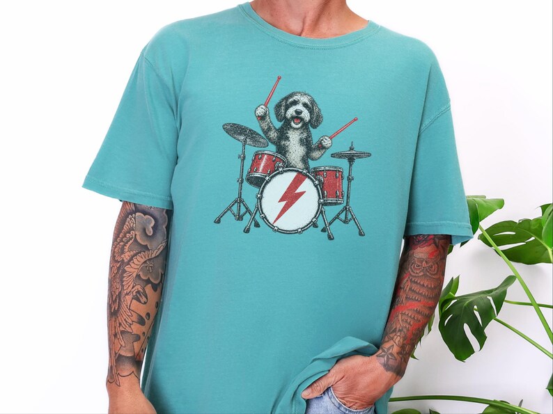 Aussiedoodle Rock Drummer Shirt, Drumspeler T-shirt, Cadeau voor Muziekliefhebber, Hondenbandshirt afbeelding 4