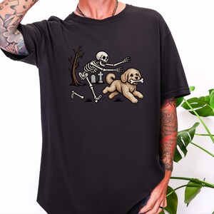 Camiseta de Halloween para Maltipoo, Camiseta de perro esqueleto, Regalo divertido de Halloween para perros, Camiseta espeluznante para dueños de mascotas, Camiseta para amantes de los Maltipoo imagen 6