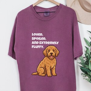 Comfort Colors ゴールデンラブラドゥードル ドッグマム スウェットシャツ、愛されて、甘やかされて、とってもふわふわ、ブラウン ゴールデンドゥードル オーナー クルーネック 画像 3