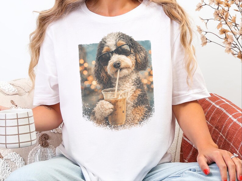 Aussiedoodle iskaffe-tröja, cool valp med solglasögon-tröja, kaffeälskare, husdjursägare-present, rolig doodle mamma pappa grafisk kläder, casual tröja bild 3