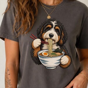 Bernedoodle Ramen T-shirt, cadeau voor ramenliefhebbers, cadeau voor Bernedoodle hondenmoeder, T-shirt met Japans eten, grappig T-shirt met hondenprint afbeelding 9