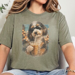 Aussiedoodle iskaffe-tröja, cool valp med solglasögon-tröja, kaffeälskare, husdjursägare-present, rolig doodle mamma pappa grafisk kläder, casual tröja bild 6