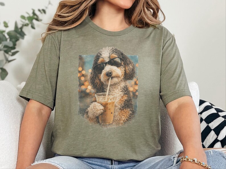 Aussiedoodle iskaffe-tröja, cool valp med solglasögon-tröja, kaffeälskare, husdjursägare-present, rolig doodle mamma pappa grafisk kläder, casual tröja bild 6