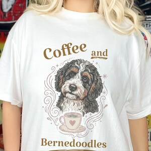 Camiseta Comfort Colors Bernedoodle, Camiseta de café y Bernedoodles, Estampado vintage de mascotas, Regalo para amantes de los perros, Arte cottagecore oscuro, Amante del té imagen 12