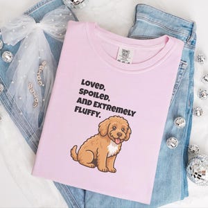 Comfort Colors Cavapoo-Hundemama-Shirt, „Geliebt, verwöhnt und extrem flauschig“-T-Shirt, Goldendoodle-Labradoodle-Besitzer-Sweatshirt, Doodle-Papa Bild 4