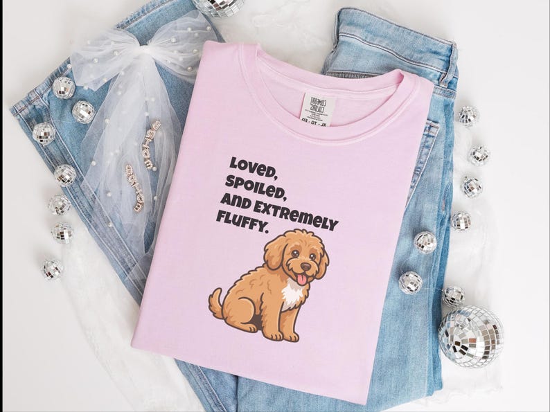 Comfort Colors Cavapoo-Hundemama-Shirt, „Geliebt, verwöhnt und extrem flauschig“-T-Shirt, Goldendoodle-Labradoodle-Besitzer-Sweatshirt, Doodle-Papa Bild 4
