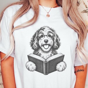 Maglietta per cani amanti dei libri, maglietta per amanti dei cani e dei libri, regalo per la mamma di un Aussiedoodle, maglietta per Aussiedoodle che legge, regalo per topi di biblioteca immagine 6