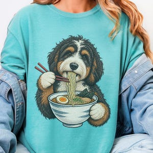 Bernedoodle Ramen T-shirt, cadeau voor ramenliefhebbers, cadeau voor Bernedoodle hondenmoeder, T-shirt met Japans eten, grappig T-shirt met hondenprint afbeelding 4