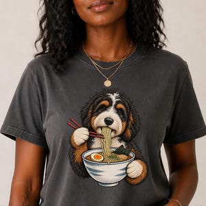Bernedoodle Ramen T-shirt, cadeau voor ramenliefhebbers, cadeau voor Bernedoodle hondenmoeder, T-shirt met Japans eten, grappig T-shirt met hondenprint afbeelding 6