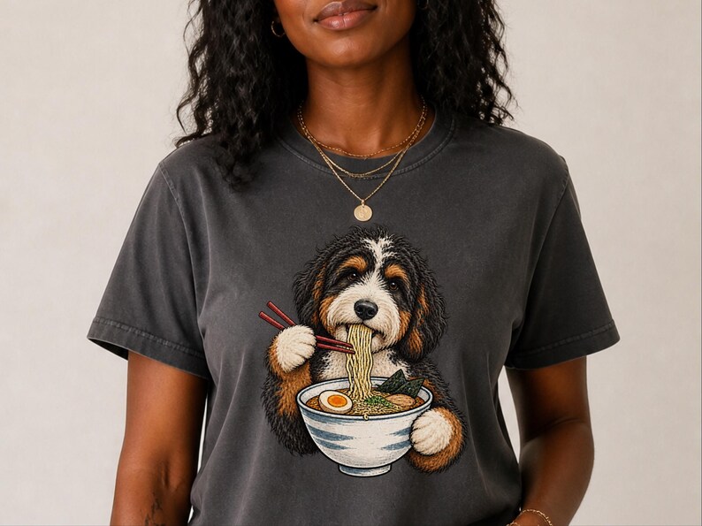 Bernedoodle Ramen T-shirt, cadeau voor ramenliefhebbers, cadeau voor Bernedoodle hondenmoeder, T-shirt met Japans eten, grappig T-shirt met hondenprint afbeelding 6