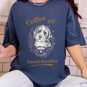 Comfort Colors T-Shirt mit lustigem Hundemotiv, Kaffee- und Aussiedoodle-Motiv, verspielte Tiermotive, Kleidung für Teeliebhaber, Cottagecore-Doodle-Porträt, skurrile Hunde Bild 8