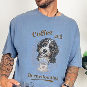 Camiseta Comfort Colors Bernedoodle, Camiseta de café y Bernedoodles, Estampado vintage de mascotas, Regalo para amantes de los perros, Arte cottagecore oscuro, Amante del té imagen 8
