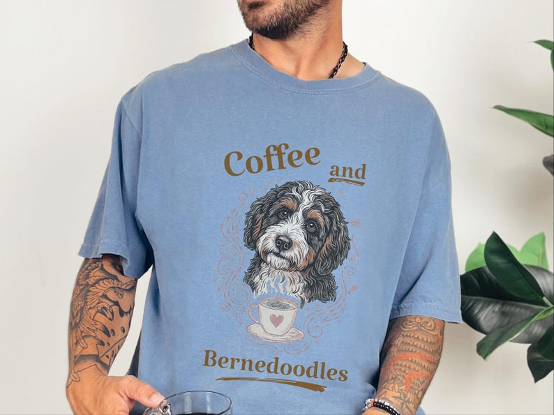 Camiseta Comfort Colors Bernedoodle, Camiseta de café y Bernedoodles, Estampado vintage de mascotas, Regalo para amantes de los perros, Arte cottagecore oscuro, Amante del té imagen 8