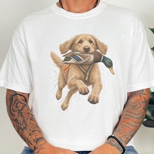 Camiseta Goldendoodle, Presente para Caçador de Patos, Camiseta para Caçador de Aves Aquáticas, Arte de Cão de Caça, Presente para Dono de Retriever, Camiseta Vintage de Vida Selvagem imagem 4