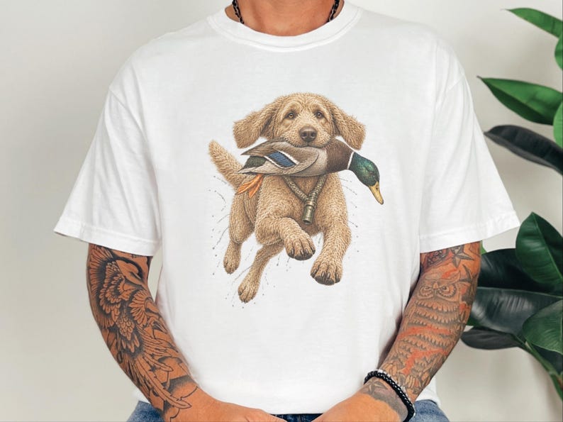 Camiseta Goldendoodle, Presente para Caçador de Patos, Camiseta para Caçador de Aves Aquáticas, Arte de Cão de Caça, Presente para Dono de Retriever, Camiseta Vintage de Vida Selvagem imagem 4