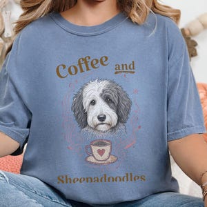 Comfort Colors Sheepadoodle T-shirt, Koffie en Sheepadoodles Grappig T-shirt voor Hondenliefhebbers, Doodle Mom Life, Speelse Dierenkunstprint, Cadeau voor Huisdierbezitter afbeelding 9