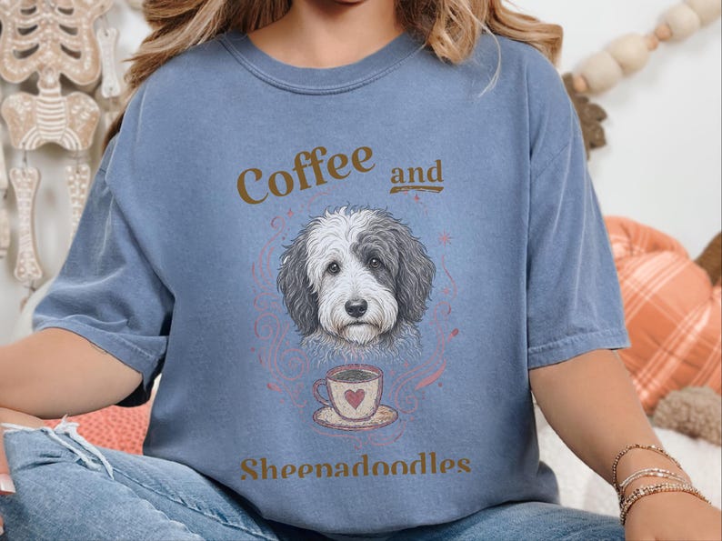 Comfort Colors Sheepadoodle T-shirt, Koffie en Sheepadoodles Grappig T-shirt voor Hondenliefhebbers, Doodle Mom Life, Speelse Dierenkunstprint, Cadeau voor Huisdierbezitter afbeelding 9