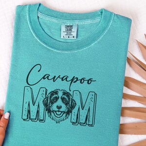 Camiseta Comfort Colors Cavapoo Mom, Camiseta Cavapoo, Camiseta de moda para mamás de perros, Camiseta Doodle Mama Poodle Mix de algodón suave, talla grande y personalizada imagen 3