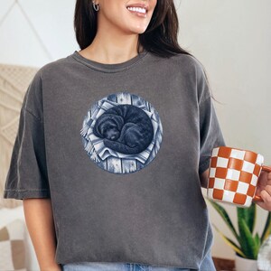 Kunst mit schlafendem Hund, Geschenk für Doodle-Liebhaber, Schwarzes Doodle-Shirt, Aufdruck „Schlafender Hund“, Geschenk für Doodle-Mama, Comfort Colors T-Shirt Bild 2