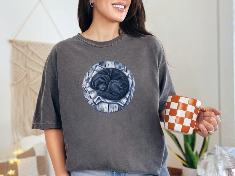 Kunst mit schlafendem Hund, Geschenk für Doodle-Liebhaber, Schwarzes Doodle-Shirt, Aufdruck „Schlafender Hund“, Geschenk für Doodle-Mama, Comfort Colors T-Shirt Bild 2