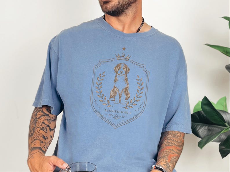 Geschenkidee für Doodle-Hunde in Komfortfarben, Aussiedoodle-Shirt mit königlichem Wappen, T-Shirt für Hundemama, königliches Haustierporträt, Hunde-Kunst im Vintage-Stil, Geschenk für Doodle-Liebhaber Bild 7