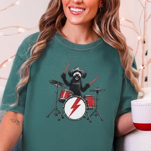 Maglietta nera da batterista Labradoodle, regalo per amanti della musica rock con cani, maglietta heavy metal con cuccioli, top da concerto retrò immagine 6