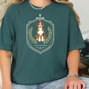 Geschenkidee für Doodle-Hunde in Komfortfarben, Aussiedoodle-Shirt mit königlichem Wappen, T-Shirt für Hundemama, königliches Haustierporträt, Hunde-Kunst im Vintage-Stil, Geschenk für Doodle-Liebhaber Bild 8