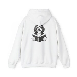 Camiseta para perros lectores, regalo para mamás de Bernedoodle, camiseta para Bernedoodles lectores, amante de los perros lectores, regalo para dueños de Doodles, camiseta de biblioteca imagen 12