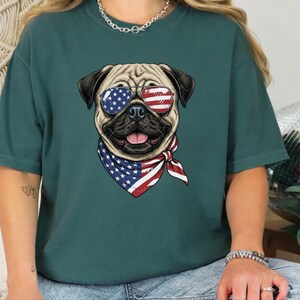Comfort Colors Patriotisch Hondenshirt, Grappige Mopshond Sweatshirt, Patriotisch T-shirt met Amerikaanse Vlag en Mopshond, Shirt voor de Amerikaanse Onafhankelijkheidsdag (4 juli) afbeelding 2
