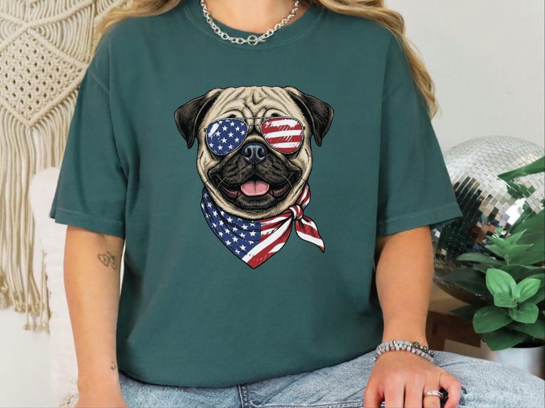 Comfort Colors Patriotisch Hondenshirt, Grappige Mopshond Sweatshirt, Patriotisch T-shirt met Amerikaanse Vlag en Mopshond, Shirt voor de Amerikaanse Onafhankelijkheidsdag (4 juli) afbeelding 2