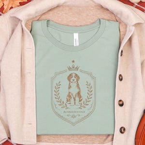 Aussiedoodle Art Royal Crest-skjorta | Klotterhundgåva | Kungligt husdjursporträtt | Regal Pet Apparel bild 3