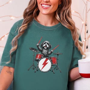 Cavapoo-shirt, cadeau voor Cavapoo-moeder, rockende drummer-shirt, hond die drumt, shirt voor muziekliefhebbers, rockband-shirt, grappig cadeau voor hondenbezitters afbeelding 6